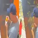 (Video) Insólito incidente en un bar: una empanada de pollo le explotó en la cara a un cliente