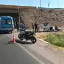 Vuelco en el Acceso Sur: Les tocaron bocina, se asustaron y resultaron heridas