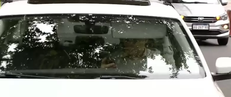 El hombre permanecía encerrado en su vehículo y realizando llamadas y grabando la escena.