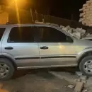 Ins�lito: Una pareja desnuda y borracha choc� de frente contra una casa esta noche