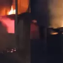 (Video) Prendieron fuego las casas de los sospechosos del asesinato del nene de 10 a�os en Guaymall�n
