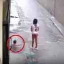 (Video) Impactante: el momento en que un nene de 3 a�os perdi� la vida al caer en una alcantarilla