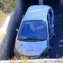 Accidente en San Martín: Dos hombres fueron rescatados, tras volcar y caer con su auto a un canal