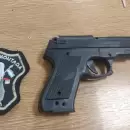 Detuvieron a un hombre tras intentar asaltar a una joven con una r�plica de arma