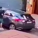 Tres delincuentes atacaron salvajemente a dos mujeres mayores para robarles el auto