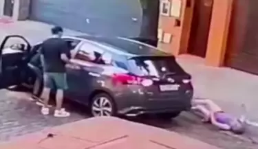 Tres delincuentes atacaron salvajemente a dos mujeres mayores para robarles el auto