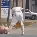 (Video) Un hombre asesin� a martillazos a un cerdo en plena v�a p�blica