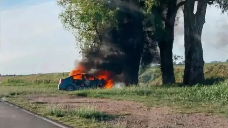 El femicida estrelló su auto contra un árbol para suicidarse tras cometer el asesinato.