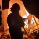 Un hombre intentó ahuyentar a los mosquitos con fuego y terminó incendiando su casa