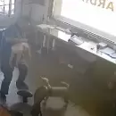 (Video) Así los bomberos le salvaron la vida a una niña de 2 años que se había atragantado