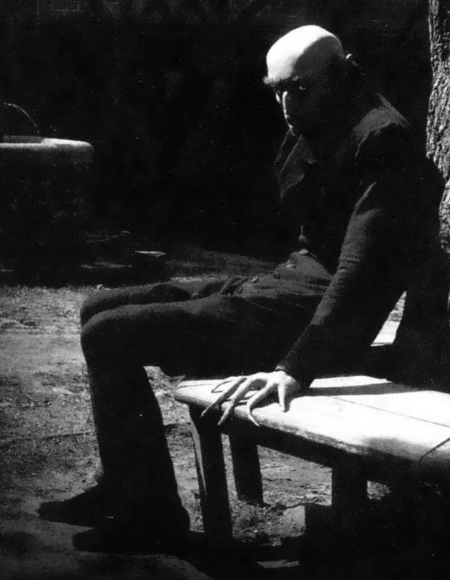 Max Schreck, protagonista de nosferatu (1922) descansando en el rodaje.