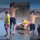 (Video) Guardavidas y un turista a las pi�as en la playa: "Sal� del agua vos, gor** impresentable"