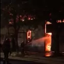 (VIDEO) Impactante incendio en una colchoner�a de Godoy Cruz: a metros de la plaza departamental