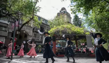 ciudad peatonal bailarines