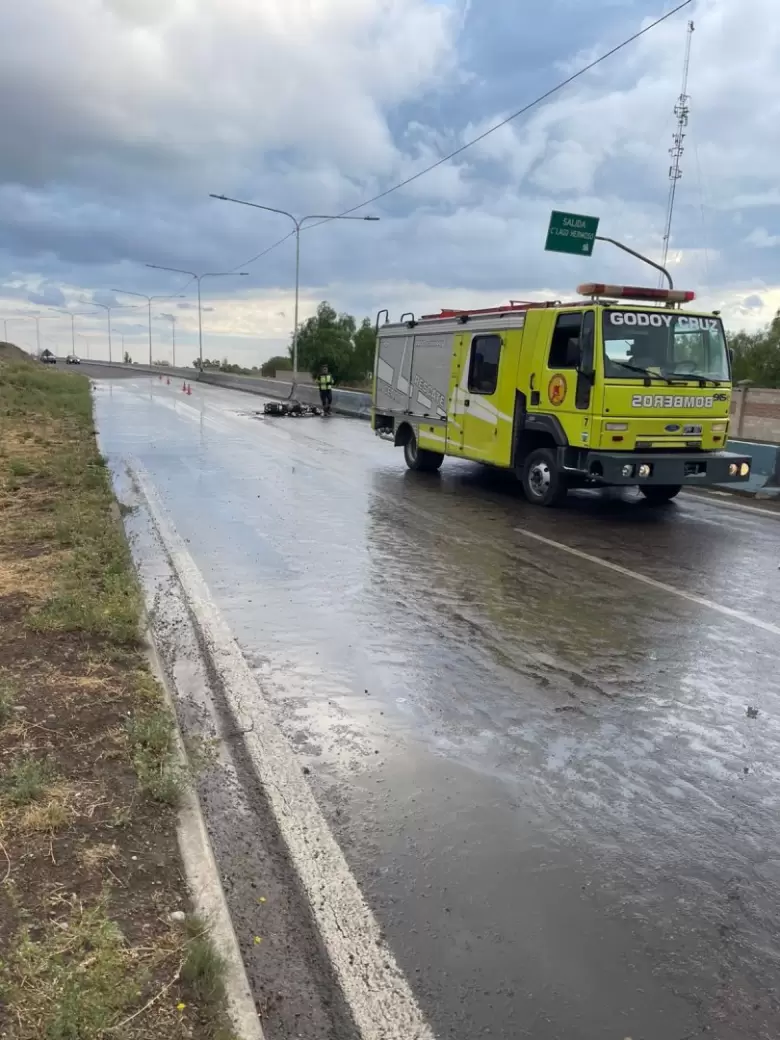 LA MOTO SE PRENDI� FUEGO Y EL CONDUCTOR SUFRI� QUEMADURAS EN AMBAS PIERNAS