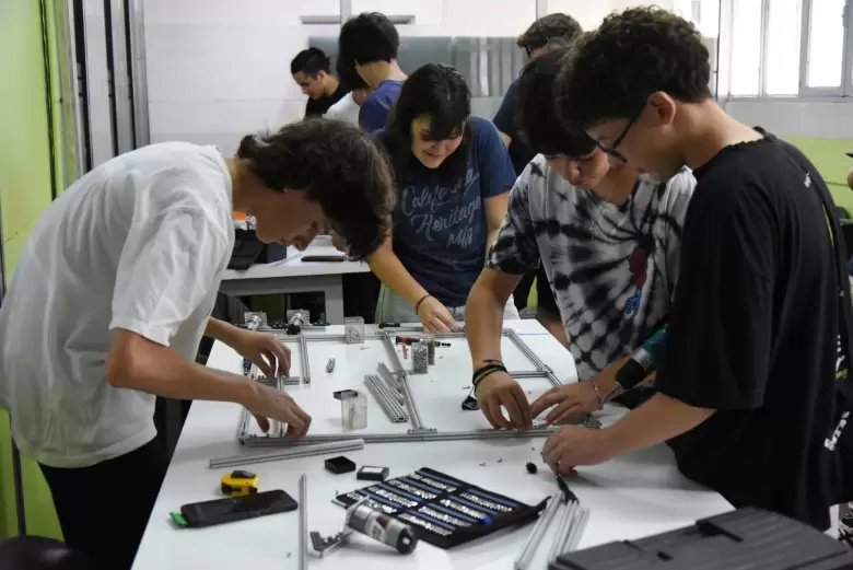 EQUIPO DE 25 ESTUDIANTES DE UNA ESCUELA DE GUAYMALL�N