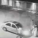 (Video) Les quisieron robar el auto con su hijo de 2 años dentro, pero sus vecinos los salvaron