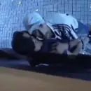 Video ins�lito: Dos ladrones simularon ser novios mientras robaban una guirnalda de luces