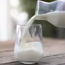C�mo se debe hacer: el error que muchos cometen al guardar la leche en la heladera