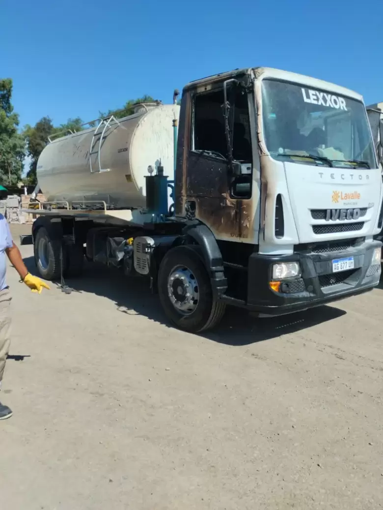 Voraz incendio en galp�n municipal de Lavalle