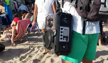 parlantes en playa