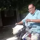 (Video) Escracharon a un agente de tr�nsito manejando una moto sin patente ni casco y con una cerveza