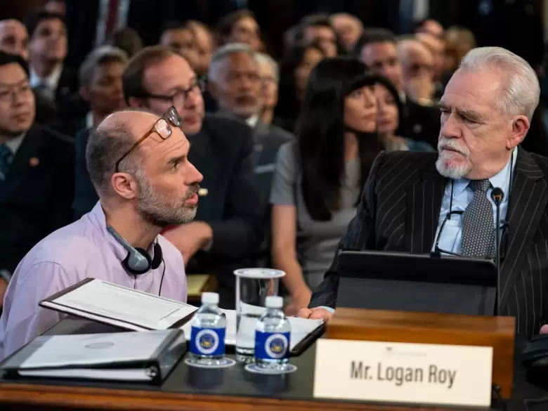 jesse armstrong con brian cox en el rodaje de succession.
