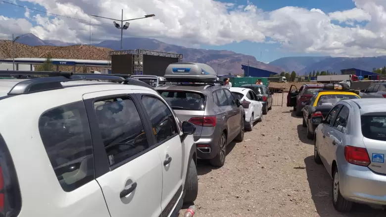 Horas de espera para cruzar a Chile - Estaci�n de servicio en Uspallata