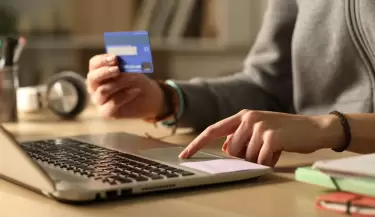 Persona usando una tarjeta en l�nea