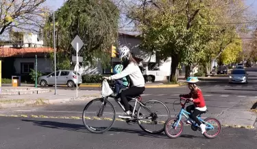 mama ninos cruce Ciclovia