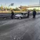Un conductor ebrio cay� desde el puente al Acceso Este y choc� a otro auto