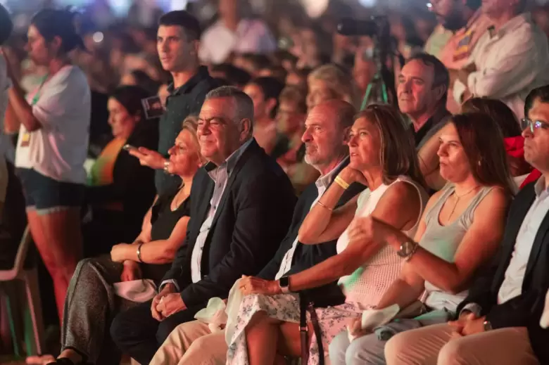 EL INTENDENTE MUNICIPAL JUNTO A SU EQUIPO