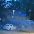 (Video) Delincuentes chocaron y derrumbaron una casa tras intentar huir en un auto robado
