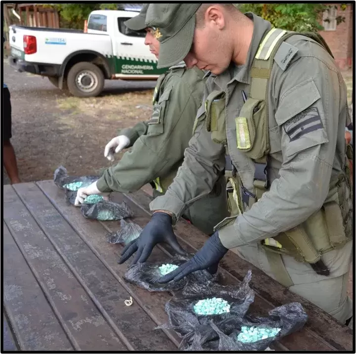 Gendarmería detuvo a un automóvil que transportaba pastillas de éxtasis.