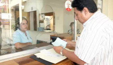 Persona pagando impuestos