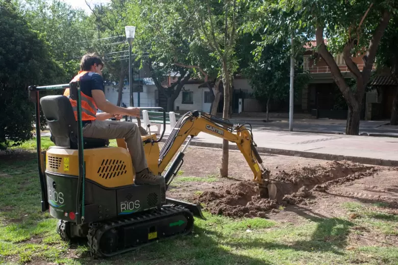 Nuevo sistema de riego tecnificado por aspersión en Plaza Cobo