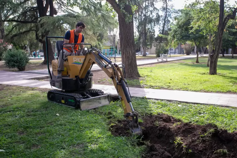 Nuevo sistema de riego tecnificado por aspersión en Plaza Cobo