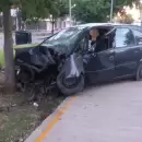 Tr�gico accidente en Guaymall�n: un joven muri� tras chocar contra un �rbol y un jubilado result� herido