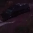 Un auto fue arrastrado por la corriente y dos personas quedaron atrapadas