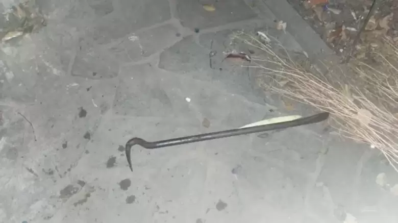 con esta barreta el ladron habria intentado agredir al jubilado
