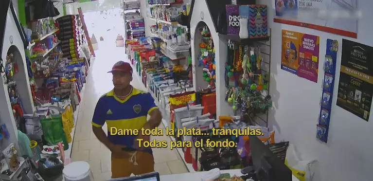 Violento robo en un petshop qued� registrado por las c�maras de seguridad del comercio.