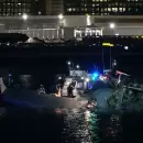 (Video) Un avi�n de American Airlines choc� con un helic�ptero y cay� al r�o: no hay sobrevivientes