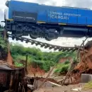 (Im�genes) Un tren de carga qued� suspendido en el aire tras el colapso de un puente