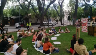 vino a la plaza