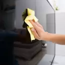 El truco para limpiar la pantalla de tu televisor sin dejar manchas ni huellas
