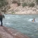 Siete personas fueron rescatadas del r�o Mendoza tras la crecida del caudal