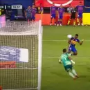 (Video) El ins�lito gol que err� Adv�ncula ante Hurac�n en La Bombonera