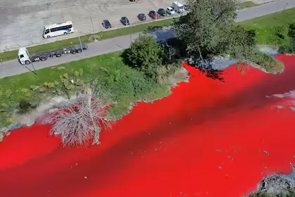 Arroyo te�ido de rojo