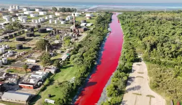 Arroyo te�ido de rojo