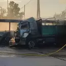 (Video) Un micro con ni�os choc� contra un cami�n en Maip� y ambos veh�culos se incendiaron